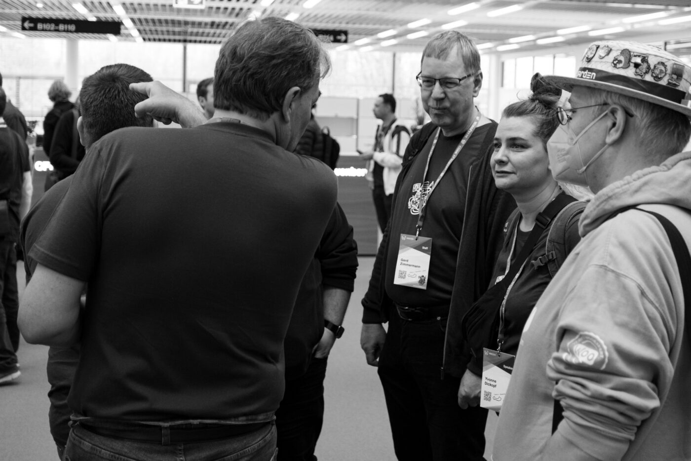 Ein paar Teilnehmer am WordCamp Switzerland sind zwischen den Vorträgen in ein Gespräch vertieft..