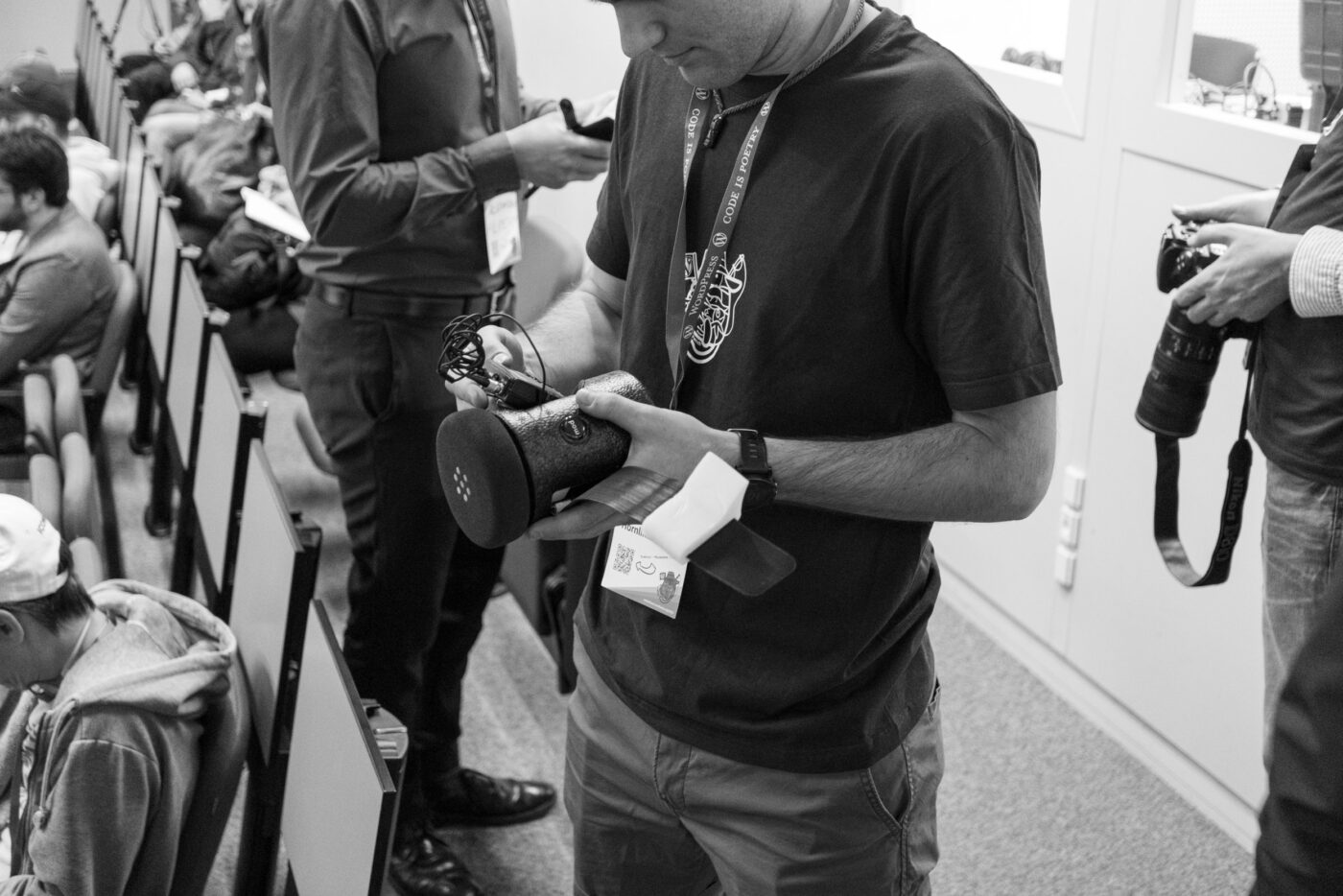 Lead Organizer Michi Hörnlimann repariert eines der mobilen Mikrofone.