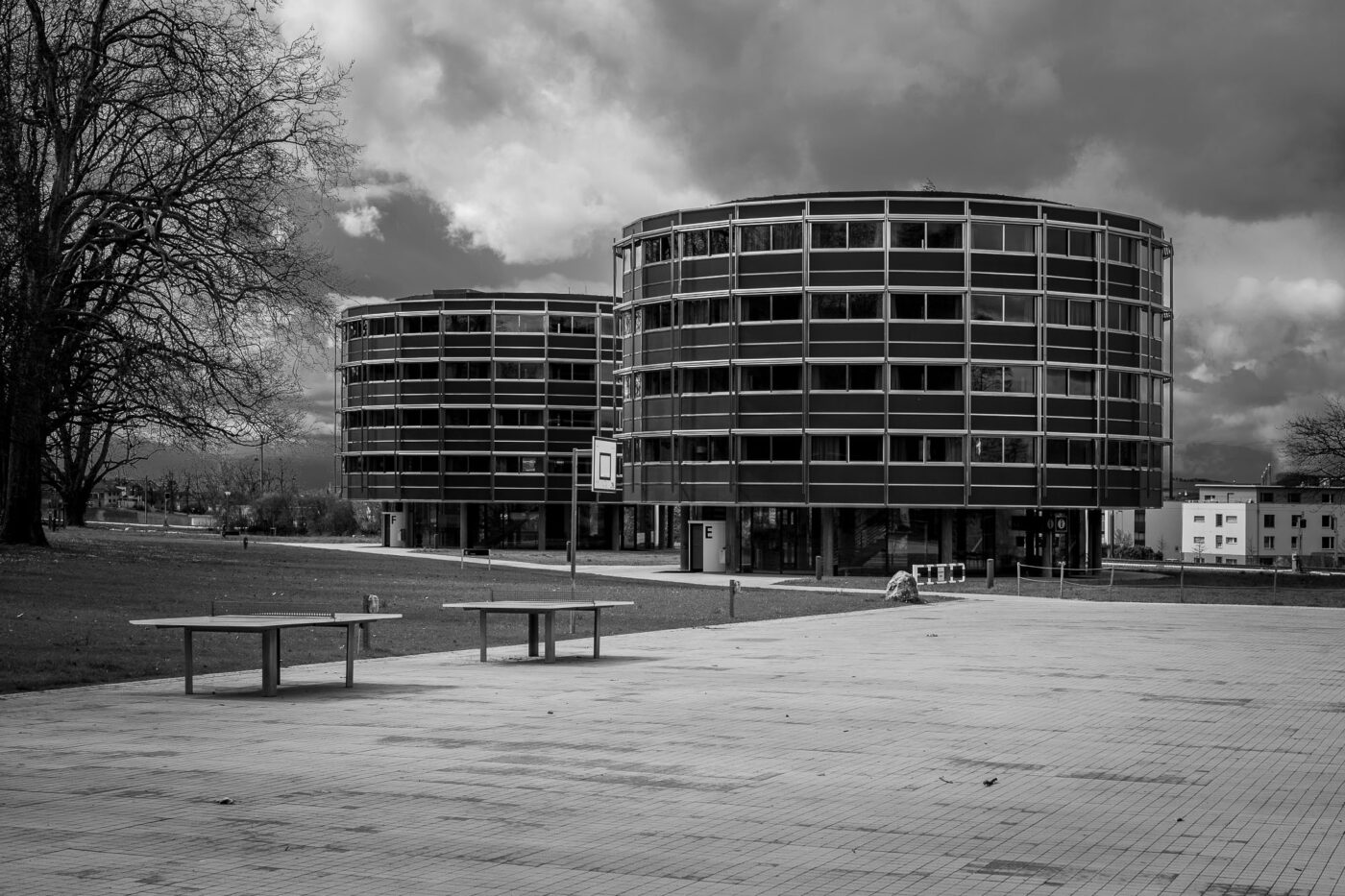 Die beiden Hotelgebäude des Centre Loewenberg in Murten/Morat, die mit Ihrer runden Architektur an Raumschiffe erinnerten.